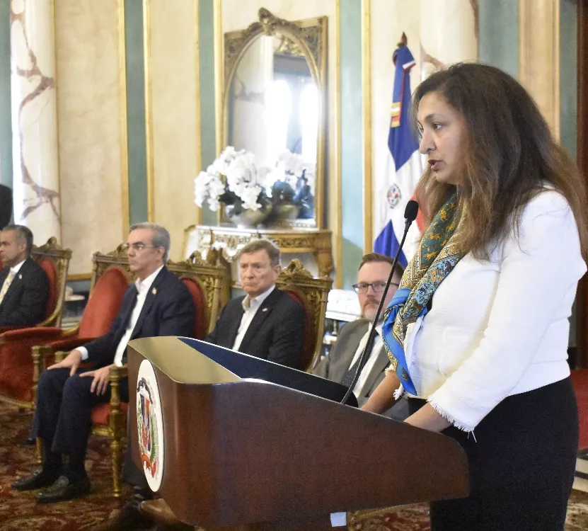 Uzra Zeya mientras habla  en el Salón Embajadores.  JOSÉ DE LEÓN