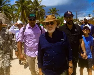 Miguel Ceara Hatton durante el recorrido por la isla.