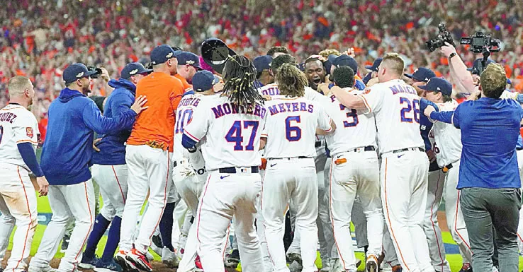 El tablazo de Yordan Álvarez creó una euforia colectiva en los Astros que celebraron al máximo.  Ap