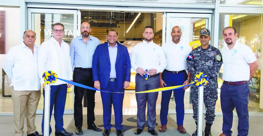 Ejecutivos de Grupo Ramos y  alcalde de Santo Domingo Norte, Carlos Guzmán, cortan cinta inaugural.