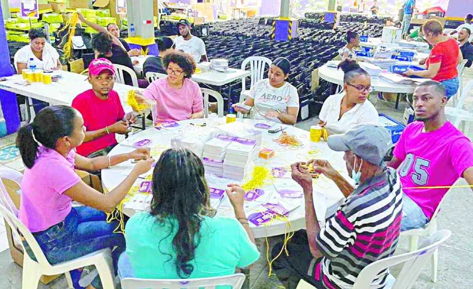 Personal del PLD trabajaba ayer en la Casa Nacional de este partido en los preparativos finales.  JOSÉ DE LEÓN