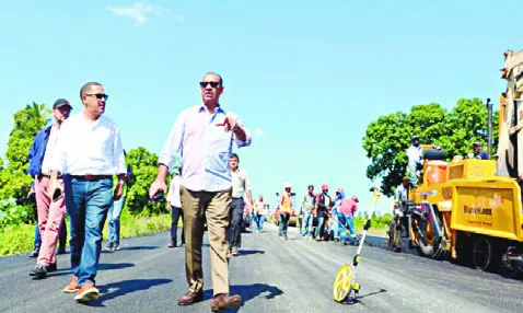 El ministro  Deligne Ascención  al supervisar la vía.