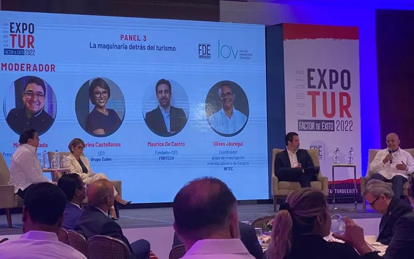 Expositores durante  panel de la cumbre  Expo Tur 2022.