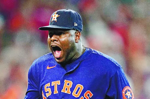 Héctor Neris reacciona luego de sacar un out con bases llenas.