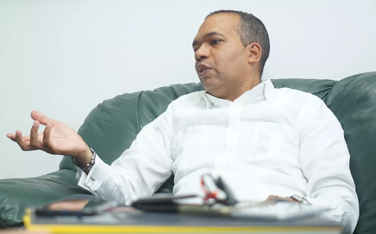 Luis Santana dijo que remediarían daños de   fuegos forestales y conuquismo en zona.  Elieser Tapia.