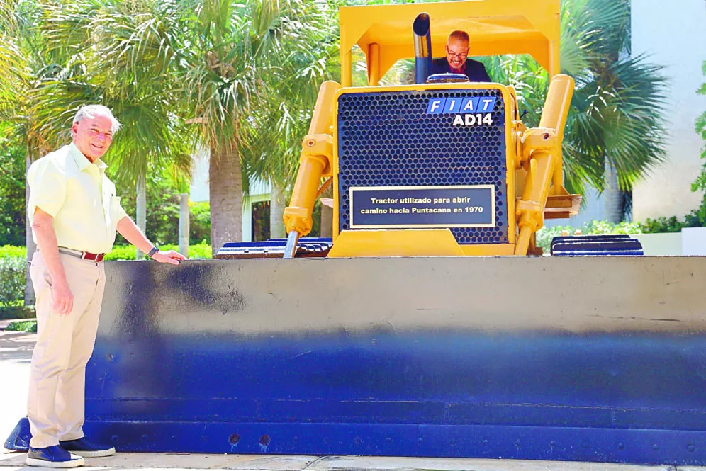 Con este tractor construyó  Rainieri los primeros trillos en Punta Can.  Miguel Febles tratar de encender la reliquia.