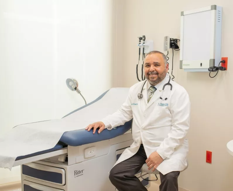 Doctor Alberto Flores, jefe médico de la Unidad de Hemodiálisis y Nefrología del  Cemdoe.