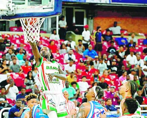Trahson Burrel realiza  canasto burlando defensa de San Lázaro.