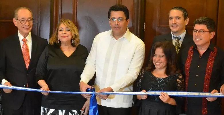 David Collado, al centro corta la cinta de la   apertura, junto a ejecutivos de la BTC y relacionados.