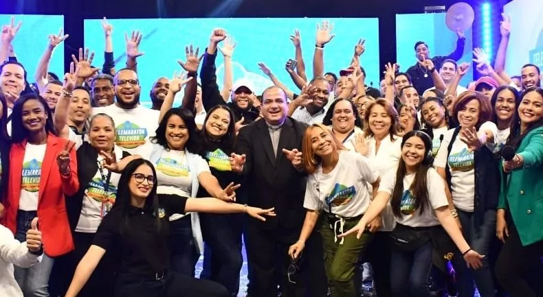 Parte del equipo de Televida que participa en  telemaratón.