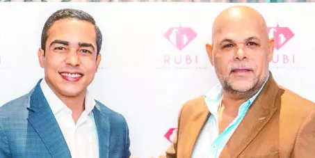 Ejecutivos de la marca durante el encuentro social.