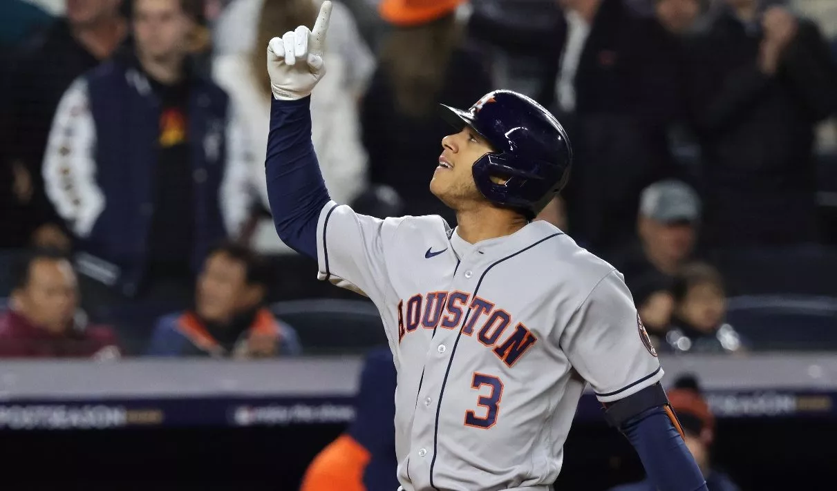 Jeremy Peña impacta con su gran juego defensivo y ofensivo con los Astros de Houston.