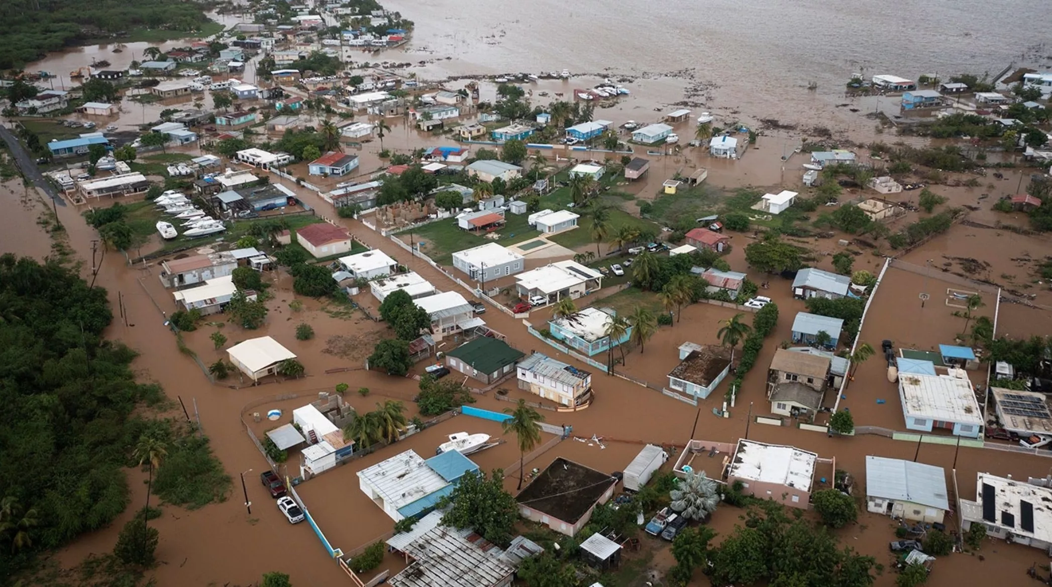 Los cambios bruscos de temperaturas están ocasionando huracanes más fuertes y frecuentes, grandes inundaciones , sequías y desertificación de los suelos.