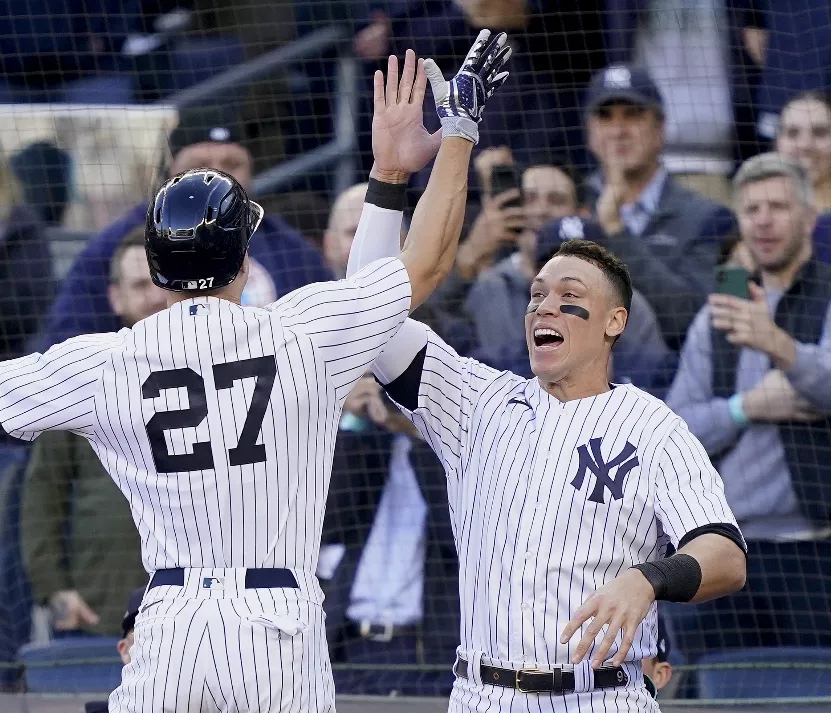 ALDS Giancarlo Stanton (27) celebra junto a Aaron Judge.Yankees Baseball
