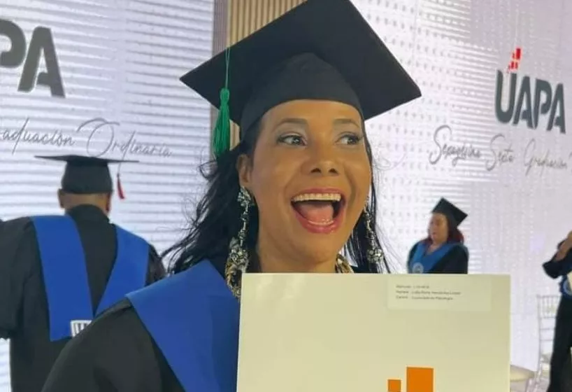 “La India Canela”,  emocionada al recibir su diploma.