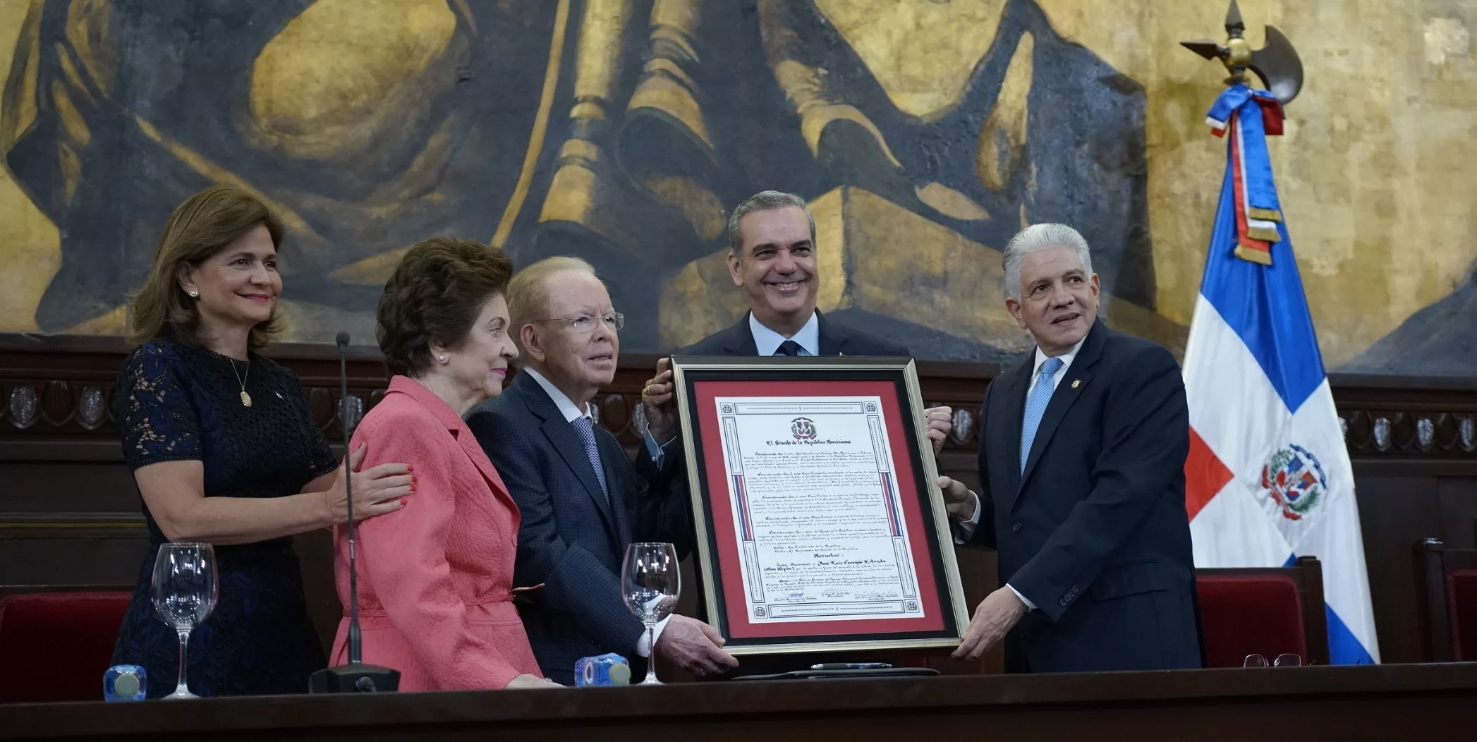 Abinader junto a Raquel  Peña y Eduardo Estrella entrega pergamino de reconocimiento a Corripio, acompañado de su esposa Ana María Alonso. elieser tapia