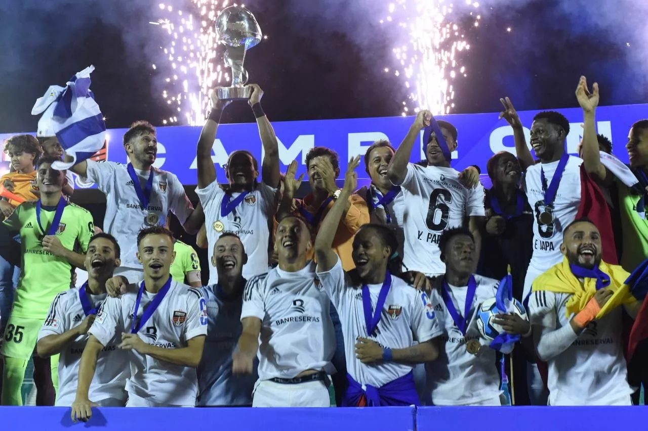 Celebración de los jugadores del Cibao FC tras ganar título