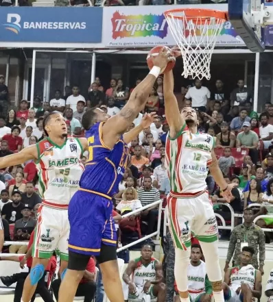 Acción del partido entre Mauricio Báez y Bameso.