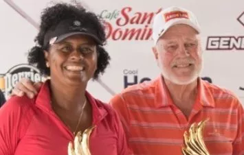 Una de las pareja ganadoras del torneo de golf ITSC.
