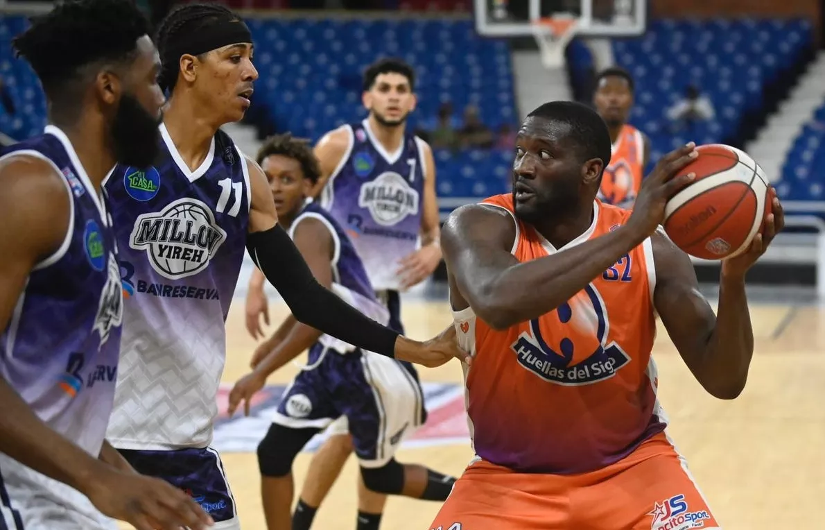 Anthony Johnson intenta burlar la defensa de Daniel rey Laster y Johan de los Ángeles.