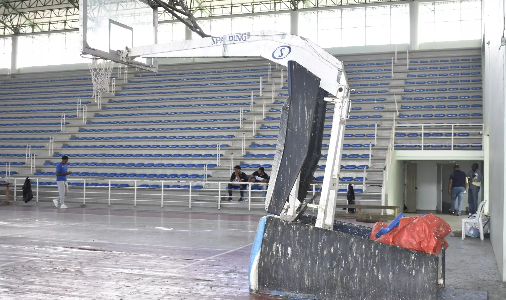 Vista parcial del estado  de la cancha del  Polideportivo Héctor Monegro de la provincia de Hato Mayor del Rey.   josé de león