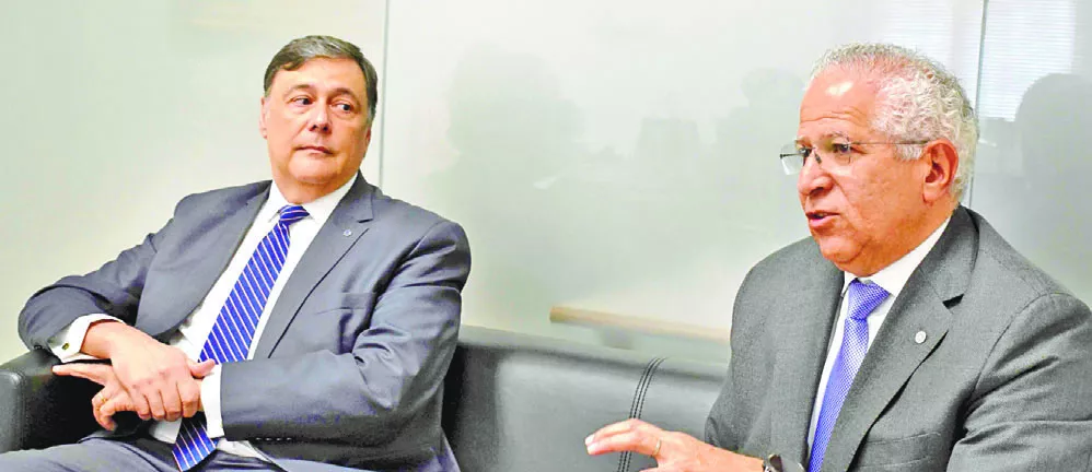 Víctor Virgilio Méndez, presidente del Banco Vimenca, y Lionel M. Senior, vicepresidente durante visita a EL DÍA.  José De León