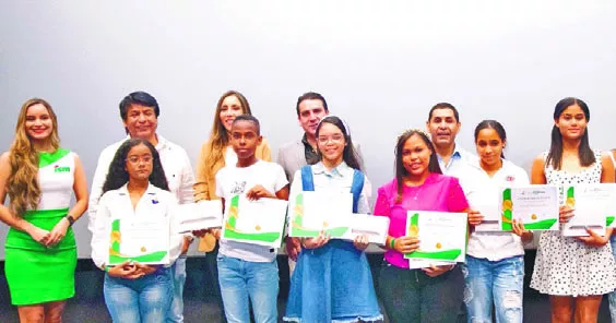 Ejecutivos de la empresa junto a los estudiantes reconocidos.