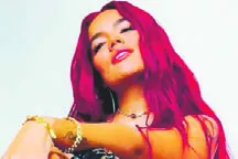 La artista urbana colombiana Karol G.