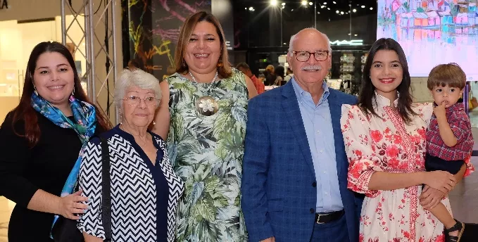 Gabriella Pérez, Ana Rojas, Rocío Pérez, Willy Pérez, Sara Pérez y el niño Lucas Soto.