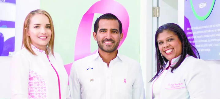 Luis Cruz Camacho, al centro junto a doctoras Martha I. Estévez  y Ángela  Granos De oro.