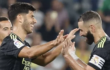 Marco Asensio  celebra con Karim Benzema su gol.