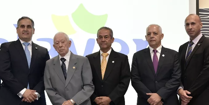 Los miembros de la junta directiva reconocen a Giovanni Bloise.
