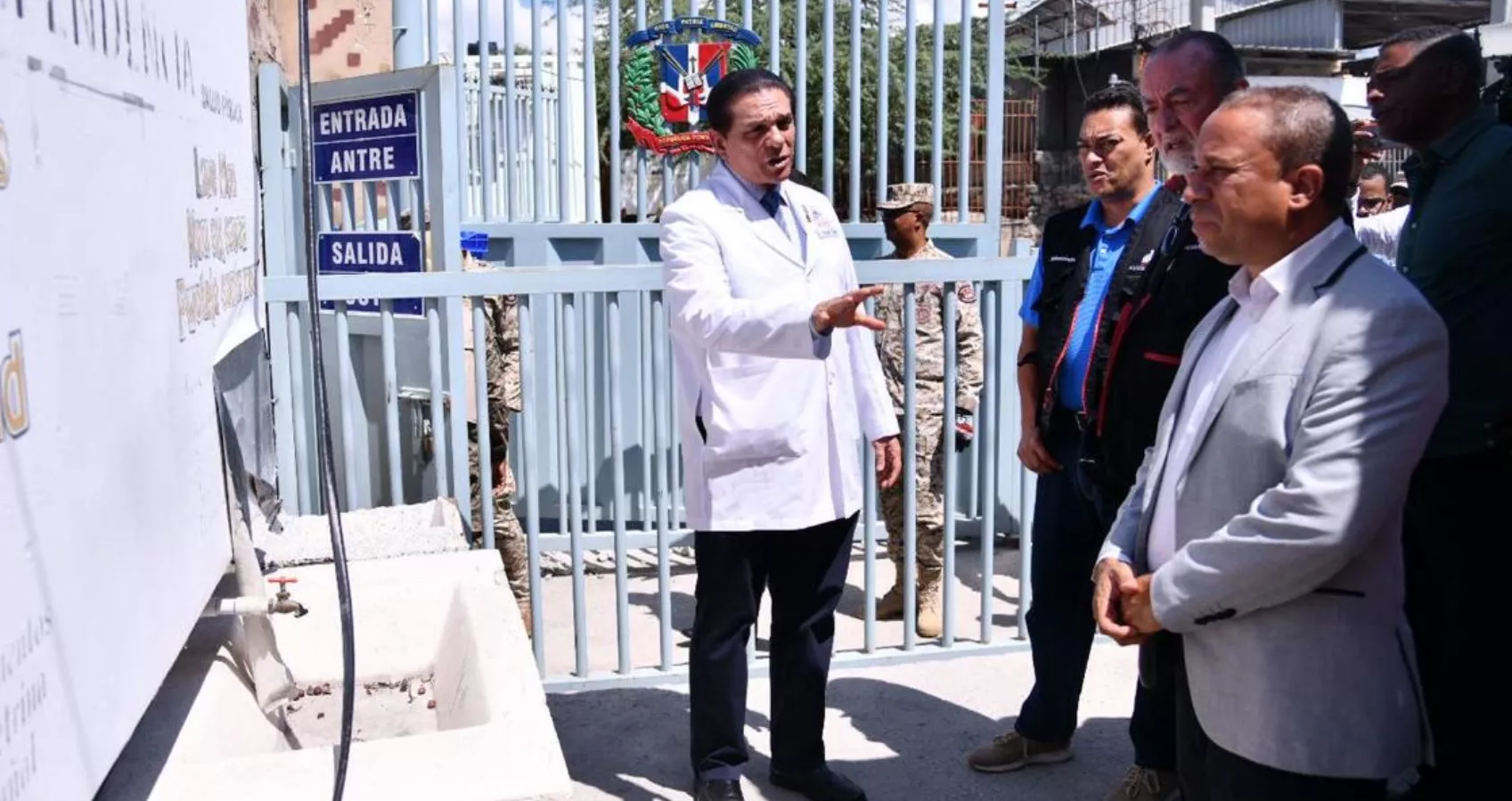 En las zonas fronterizas se han colocado lavado de manos  para la entrada  al  territorio dominicano y evitar la afección.