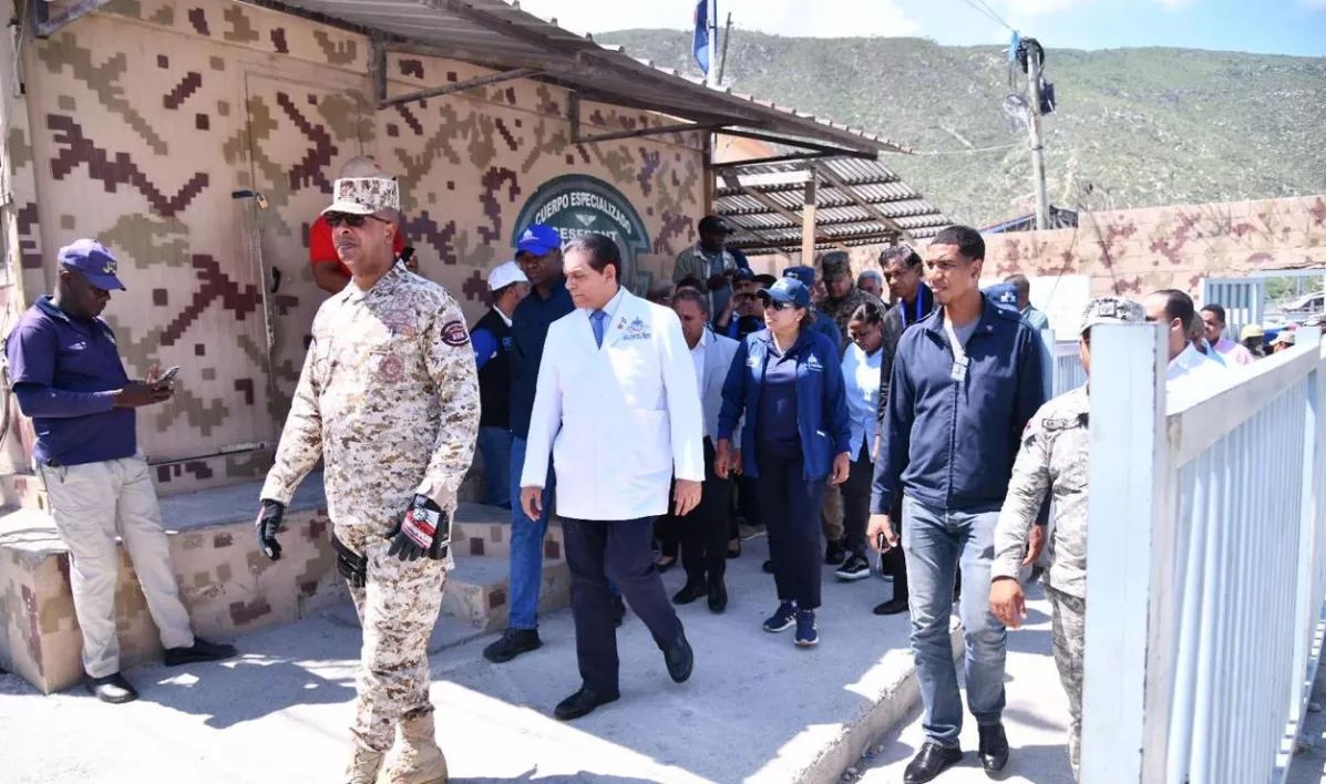 Ministro Daniel Rivera supervisa condiciones sanitarias  en zona fronteriza.  Fuente externa