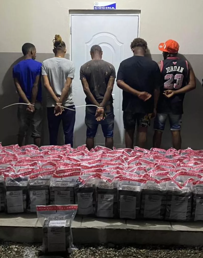 Apresados tras decomiso de 677 paquetes de cocaína.