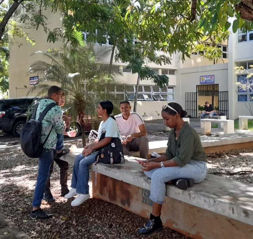 Educación,    tiene facilidad a distancia, salvo las prácticas.
