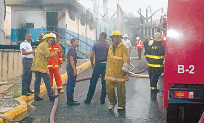 Diez unidades de bomberos  controlaron el incendio.