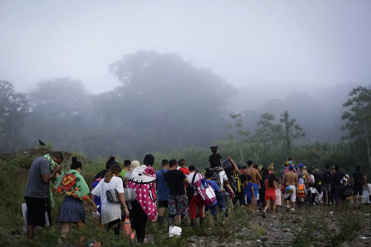El llanto de miles de niños migrantes retumba en la selva del Darién