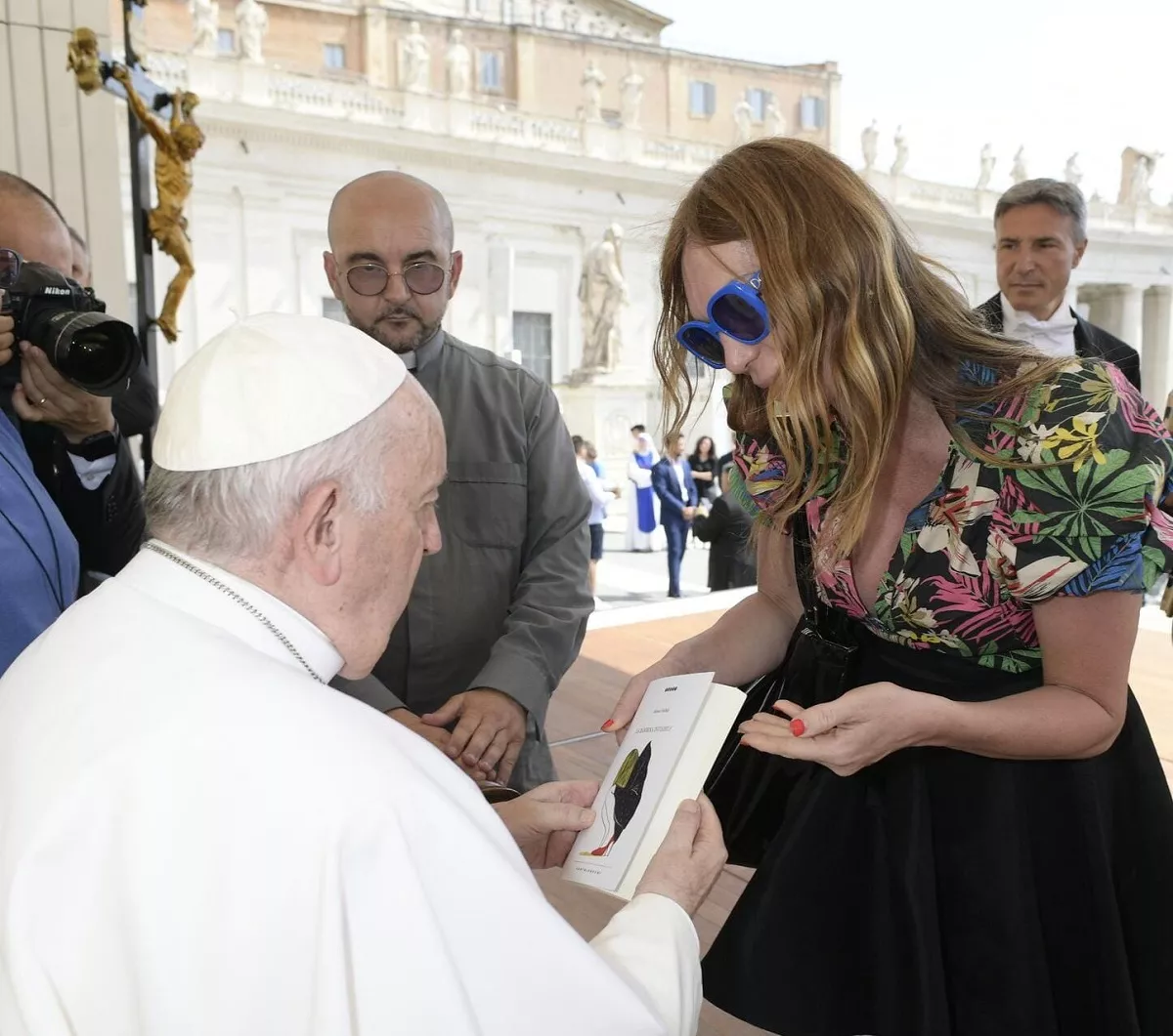 La bendición del papa a las transexuales latinoamericanas del litoral de Roma