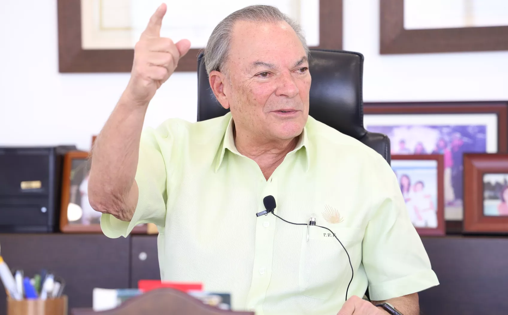 Este dedo, pero empapado de saliva, fue usado por Frank Rainieri como veleta en los inicios de Punta Cana.