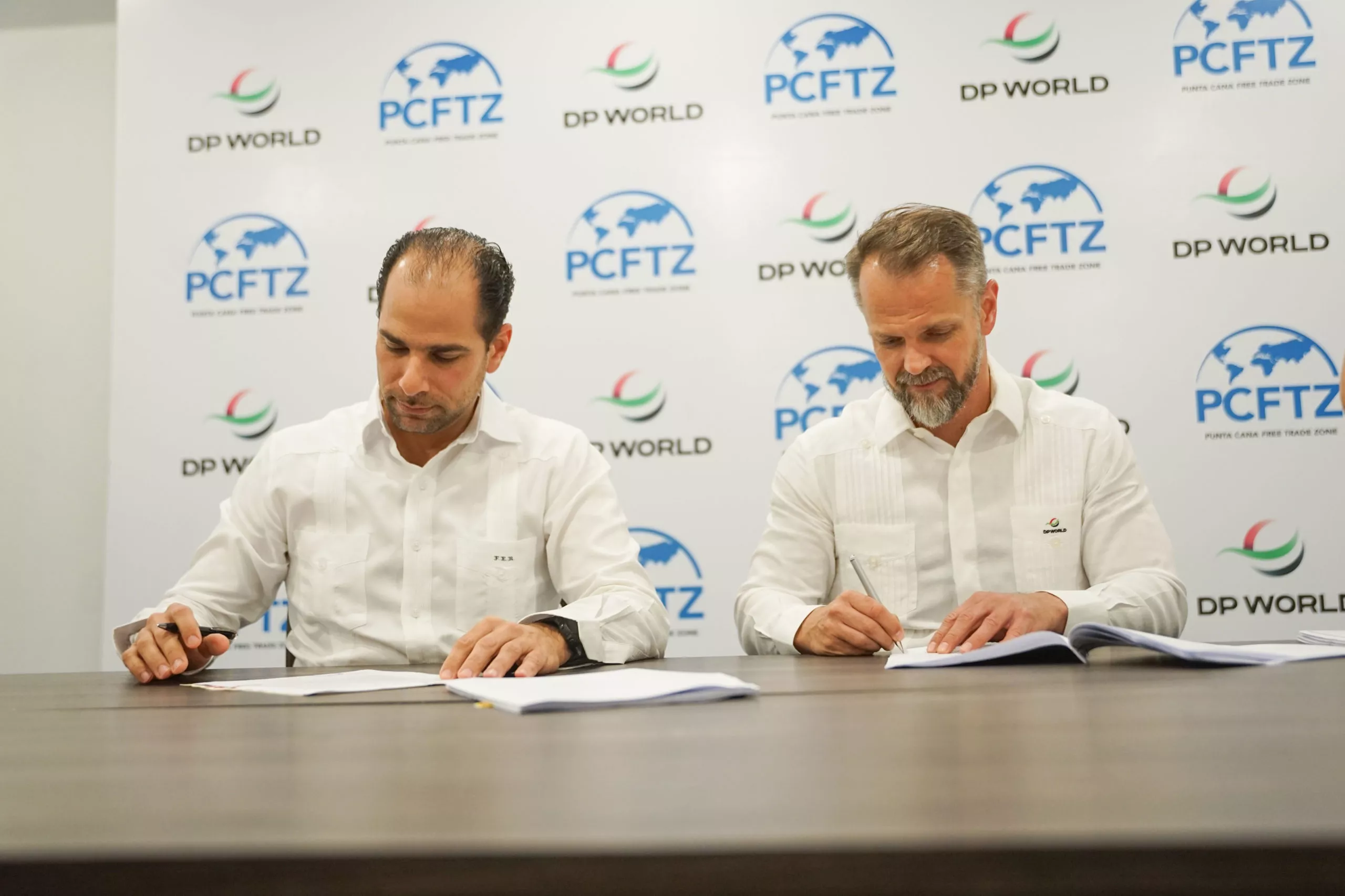 Frank Elías Rainieri, presidente del Punta Cana Free Trade Zone y Morten Johansen, CEO de DP World en República Dominicana