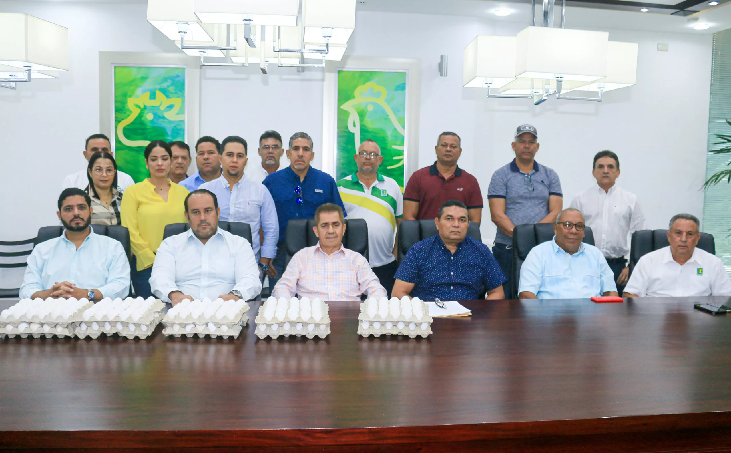 Asociación Nacional de Productores de Gallinas Ponedoras (ASONAPROP) junto a sus demás miembros en la rueda de prensa ofrecida sobré la problemática que afecta a los productores de Huevos.
