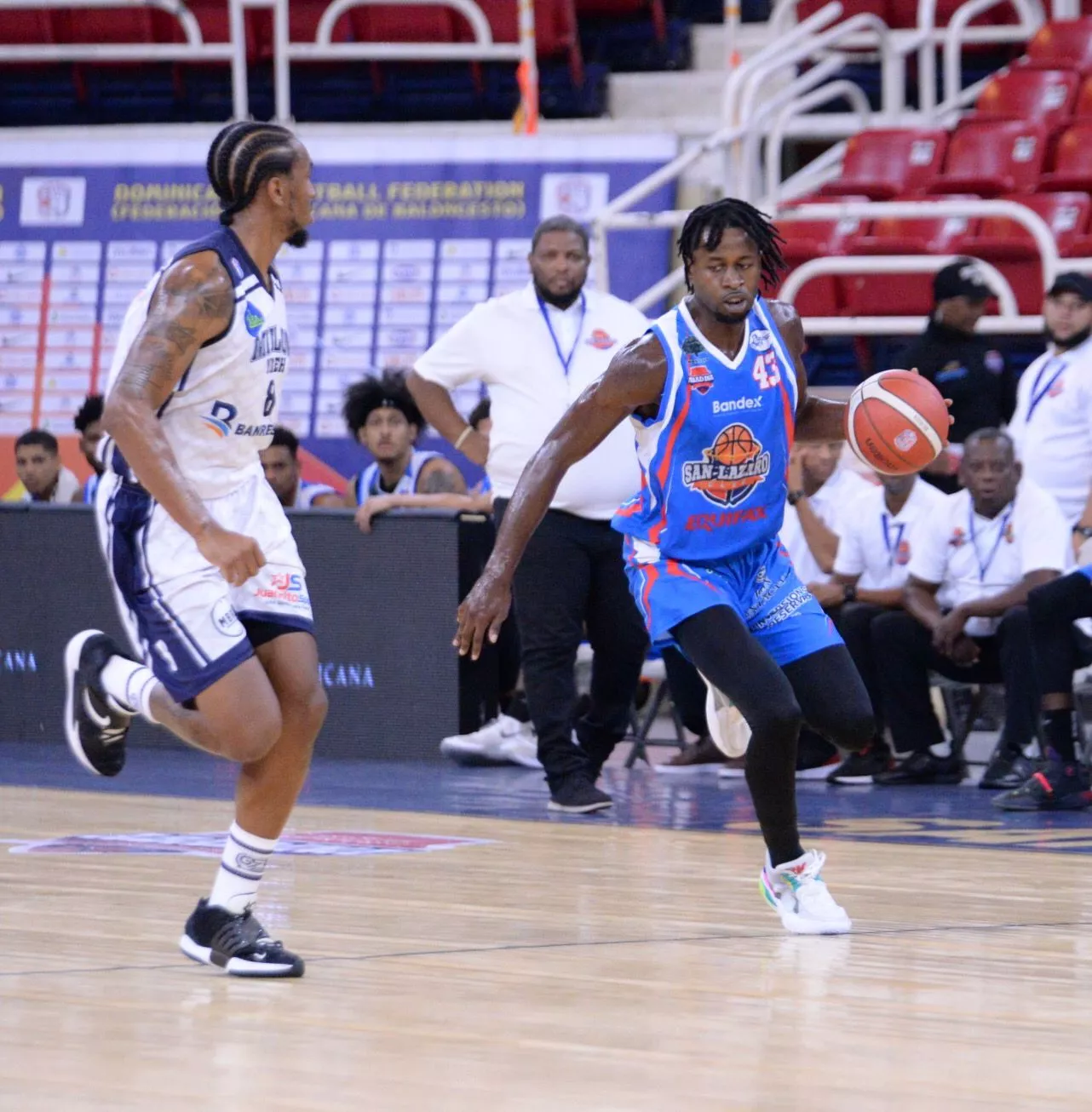 Kelechi Ajywkua, de San Lázaro, en ofensiva sobre la defensa de Marvin Smith Jr., de El Millón