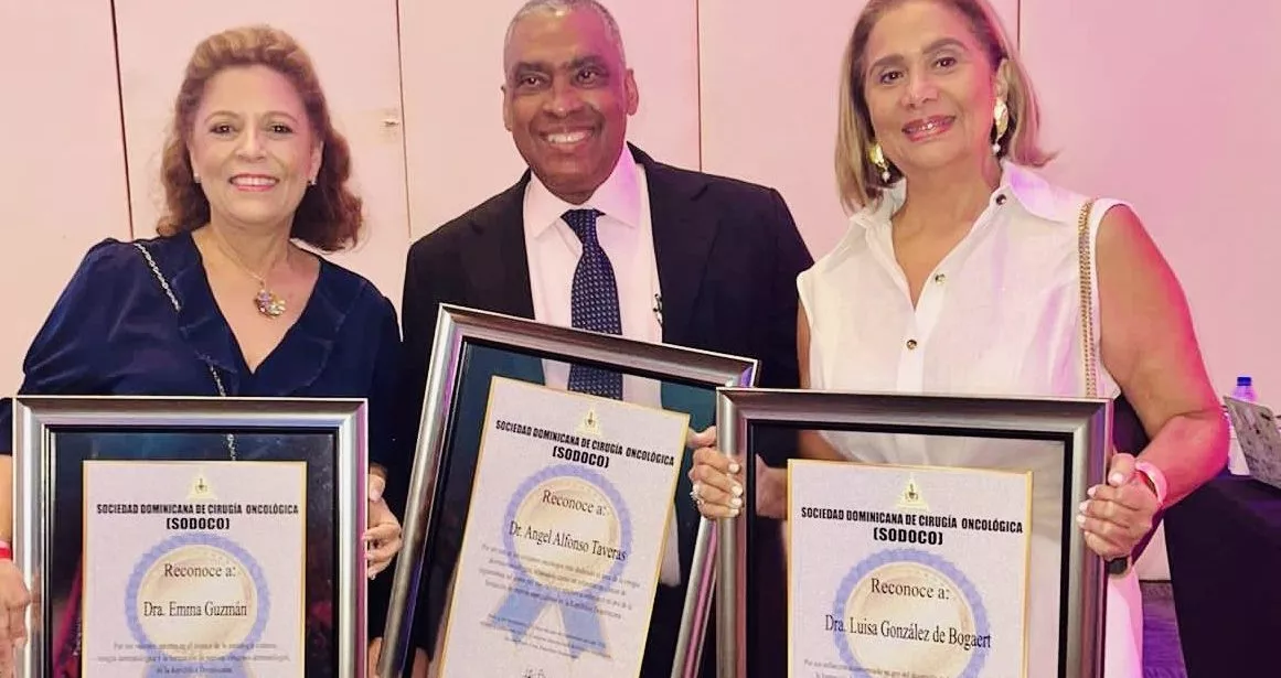 Los doctores Emma Guzmán, Alfonso Taveras y Luisa González