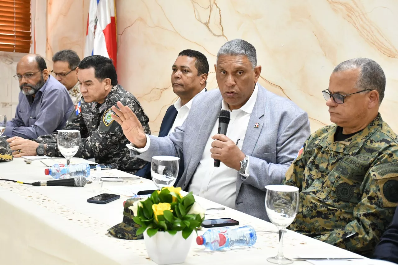 Ministro se dirige a los participantes en la reunión