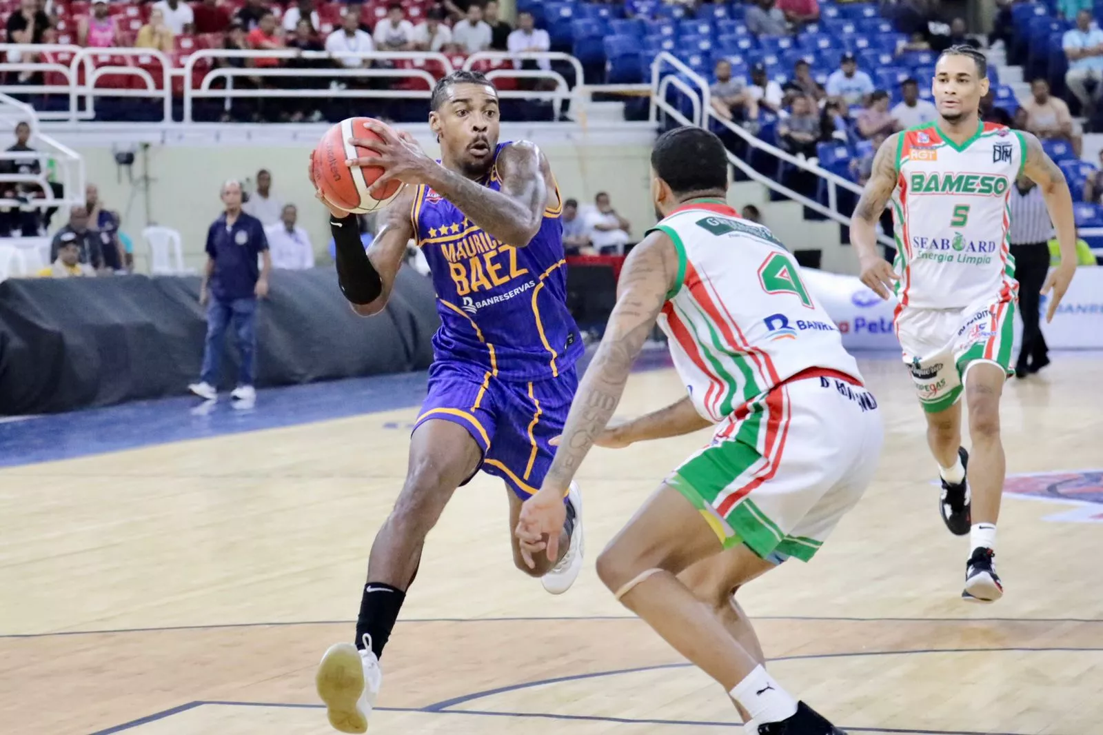 Refuerzo Qiydar Davis, en gran debut para vencer a Bameso; anota 22 y Gerardito 18