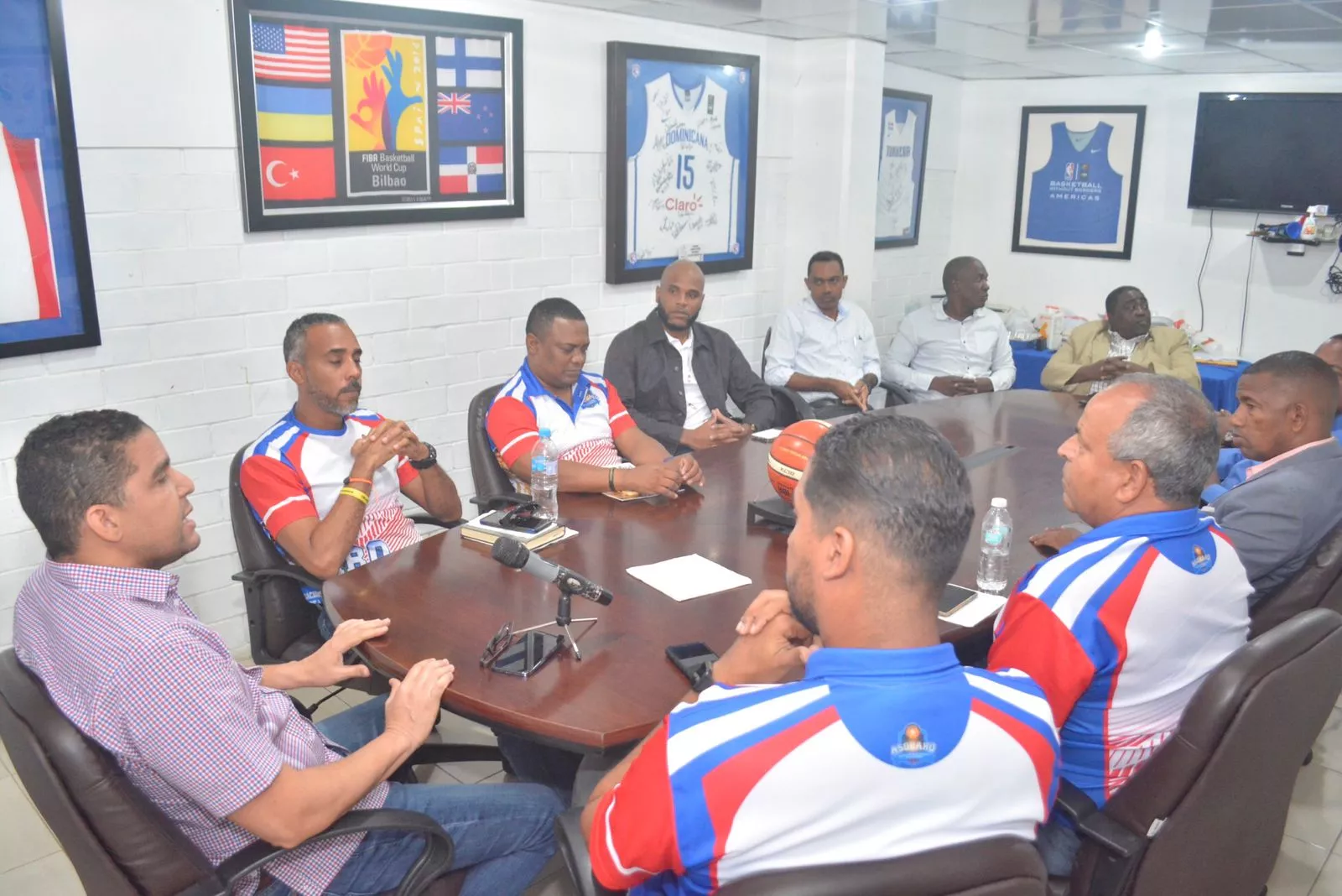 Rafael Uribe con los directivos de Asobaro