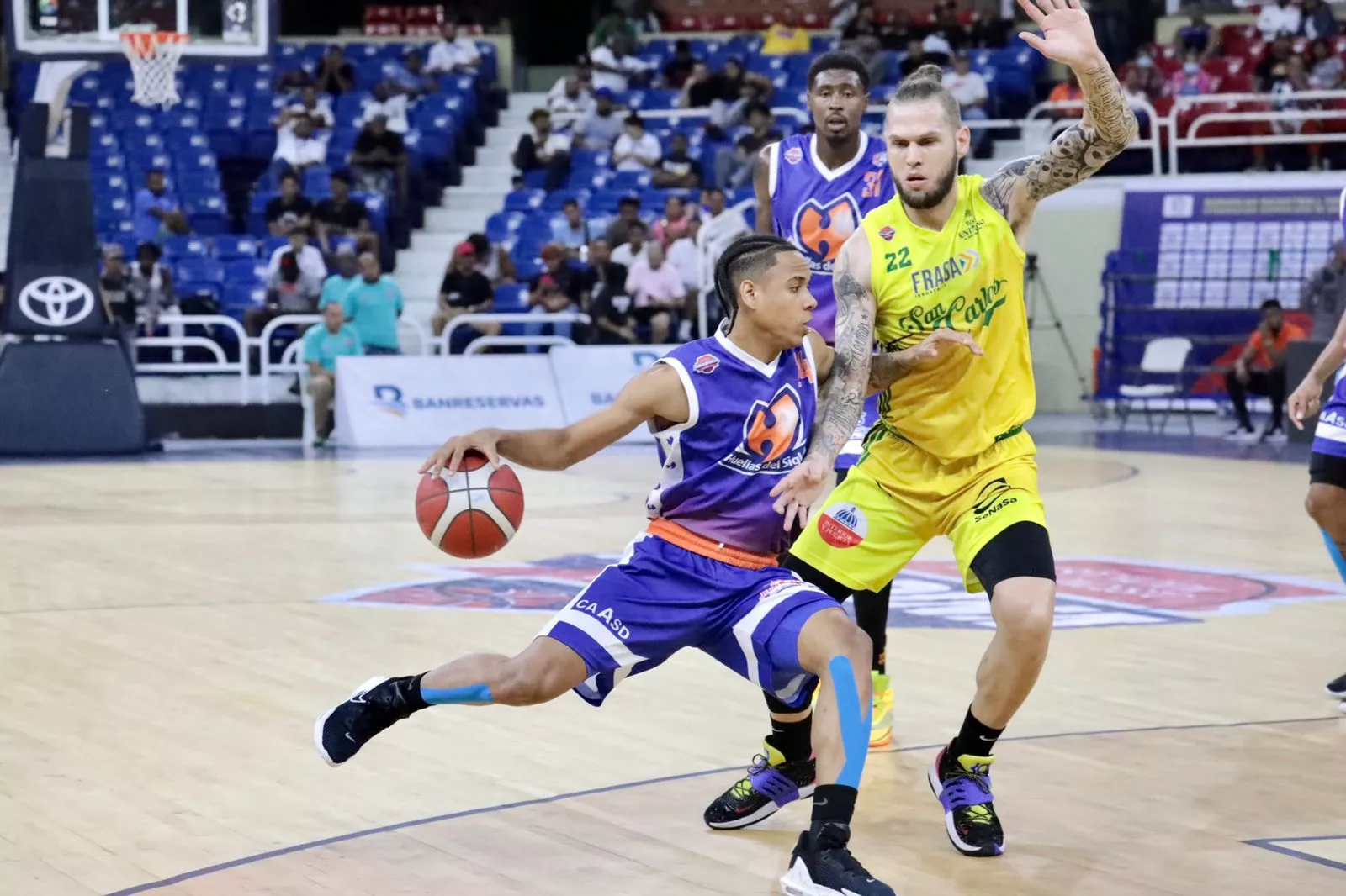 Randy Bautista, de Huellas del Siglo, defendido por Bentio Santiago Jr., de San Carlos.
