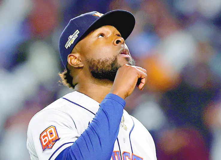 El dominicano Cristian Javier ha sabido ganarse su espacio en fuerte picheo de los Astros.  AP