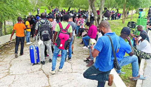 Los haitianos y venezolanos desalojados duermen en la calle.